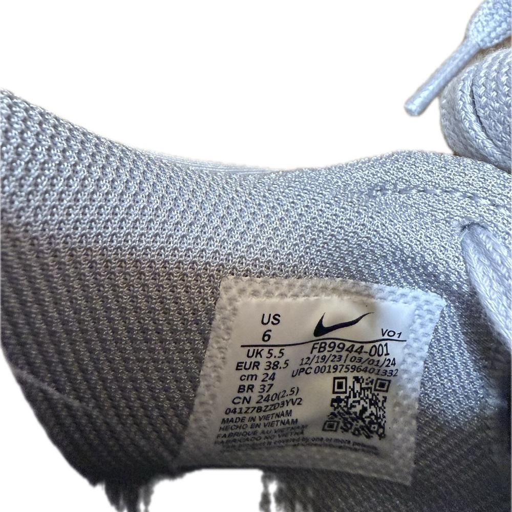 LeBron witness Akron Nike shoes - Picture 4 of 6